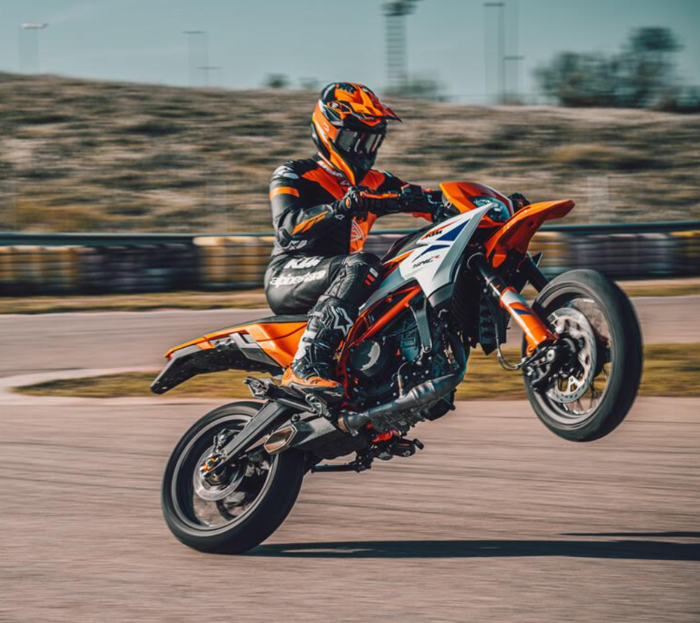 מפלצת הסופרמוטו: KTM 390 SMC-R נוחת בישראל